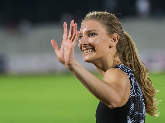 Ajla Del Ponte winkt Ajla Del Ponte winkt