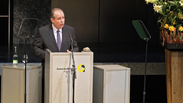 Marcel Schweizer hält am Neujahrsapéro eine Rede. Marcel Schweizer hält am Neujahrsapéro eine Rede.