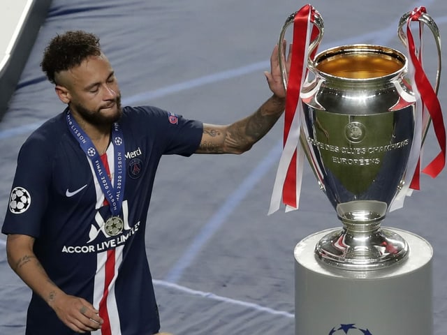 Ein niedergeschlagener Neymar nach dem CL-Final in Lissabon. Ein niedergeschlagener Neymar nach dem CL-Final in Lissabon.