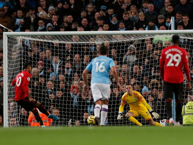 Marcus Rashford bringt United per Penalty in Führung. Marcus Rashford bringt United per Penalty in Führung.