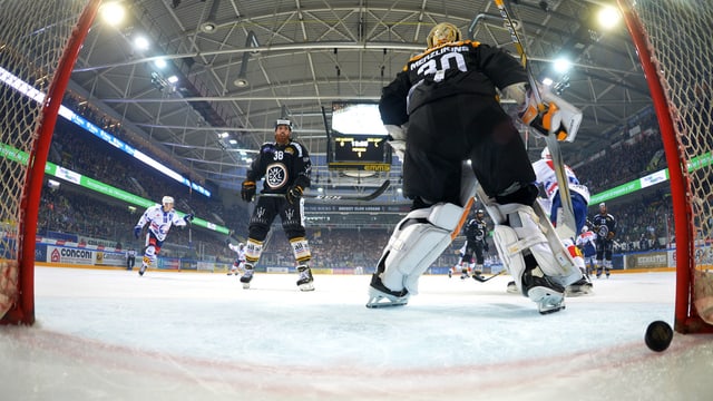 In puck è davos la lingia dal gol e decida il campiunadi svizzer 2017/2018. In puck è davos la lingia dal gol e decida il campiunadi svizzer 2017/2018.