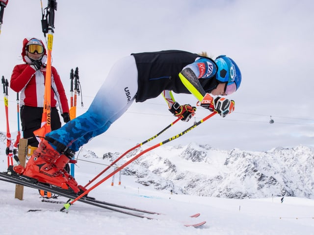 Mikaela Shiffrin stösst am Starttor ab. Mikaela Shiffrin stösst am Starttor ab.