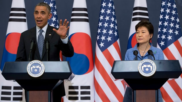 US-Präsident Barack Obama (links) und Südkoreas Präsidentin Park Geun Hye nebeneinander an Rednerpulten vor US- undsüdkoreanischen Flaggen. US-Präsident Barack Obama (links) und Südkoreas Präsidentin Park Geun Hye nebeneinander an Rednerpulten vor US- undsüdkoreanischen Flaggen.