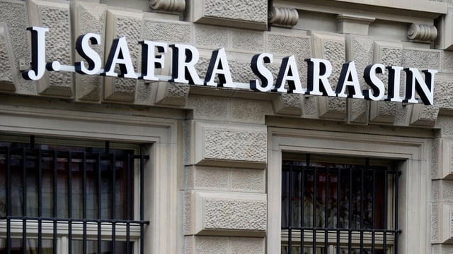 Fassade einer J.-Safra-Sarasin-Bank mit dem Schriftzug in weissen Lettern. Fassade einer J.-Safra-Sarasin-Bank mit dem Schriftzug in weissen Lettern.