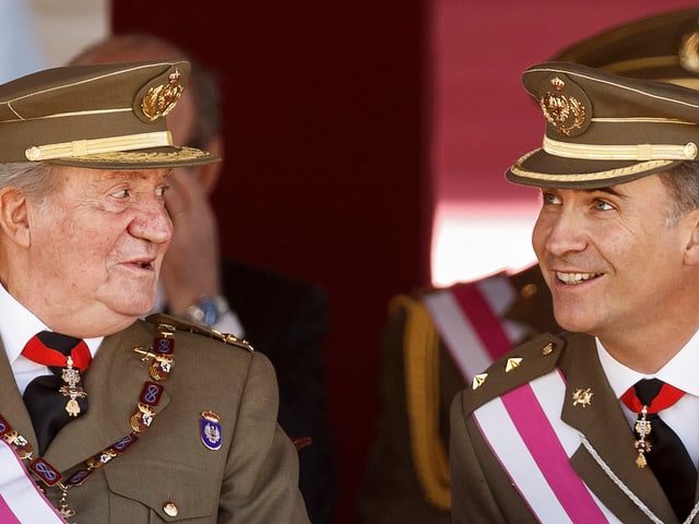 Zwei Männer in Militäruniform sitzen nebeneinander