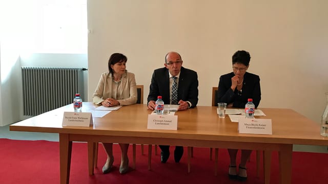Zwei Frauen und ein Mann am Tisch Zwei Frauen und ein Mann am Tisch