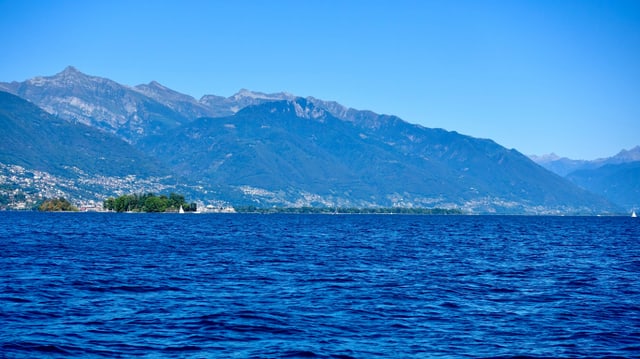 Blick über den Lago Maggiore mit Brissago Inseln. Blick über den Lago Maggiore mit Brissago Inseln.