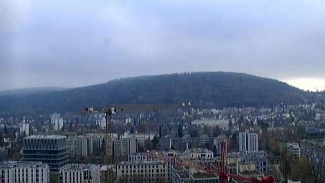 Blick vom Meteodach zum Zürichberg. Knapp darüber liegt die Hochnebelschicht. Blick vom Meteodach zum Zürichberg. Knapp darüber liegt die Hochnebelschicht.