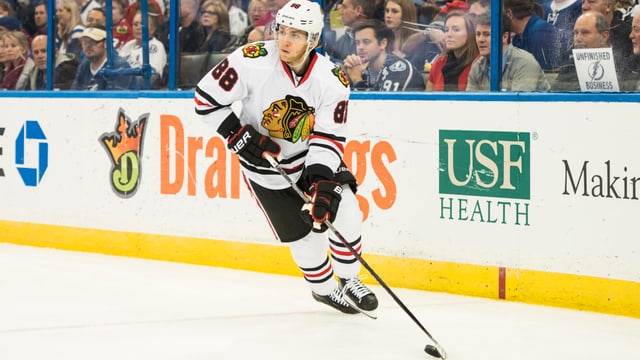 Patrick Kane führt den Puck. Patrick Kane führt den Puck.