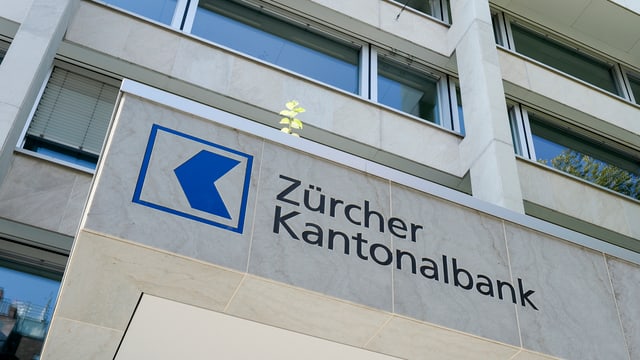 Schriftzug Zürcher Kantonalbank am Hauptsitz der Bank in Zürich Schriftzug Zürcher Kantonalbank am Hauptsitz der Bank in Zürich