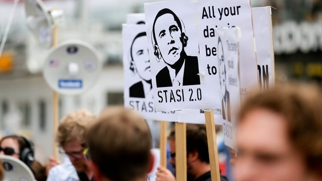 Demonstranten mit «Stasi 2.0» Plakaten, darauf das Konterfei von Obama Demonstranten mit «Stasi 2.0» Plakaten, darauf das Konterfei von Obama