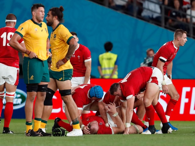 Wales jubelt, während die Australier geknickt daneben stehen. Wales jubelt, während die Australier geknickt daneben stehen.