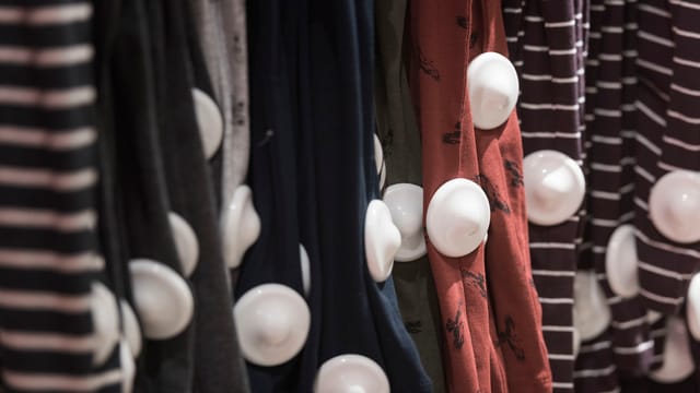 Kleidungsstücke mit Knöpfen gegen Diebstahl Kleidungsstücke mit Knöpfen gegen Diebstahl