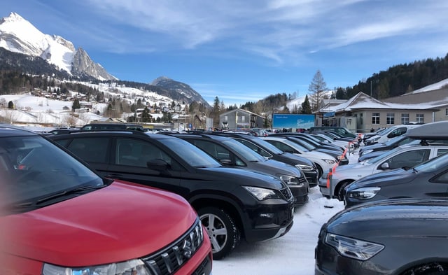 Blick auf einen belegten Parkplatz im winterlichen Wildhaus. Blick auf einen belegten Parkplatz im winterlichen Wildhaus.