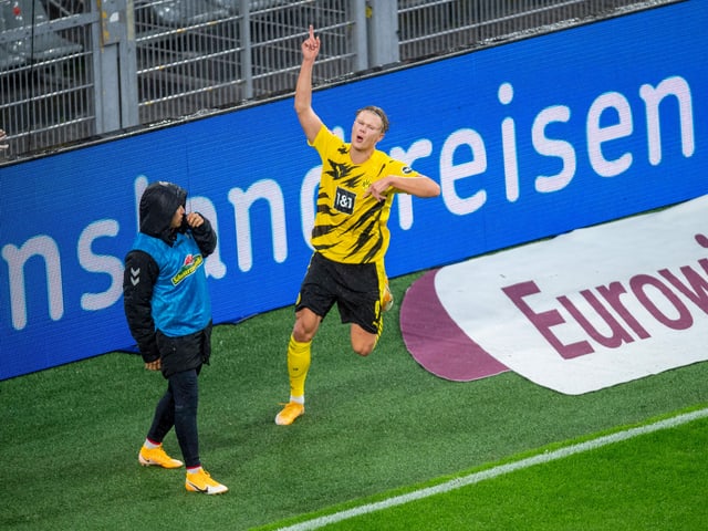 Erling Haaland trifft gegen Freiburg doppelt. Erling Haaland trifft gegen Freiburg doppelt.