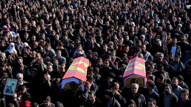 Die beiden getöteten kurdischen Demonstranten werden im Rahmen eines Marsches zu Grabe getragen. Die beiden getöteten kurdischen Demonstranten werden im Rahmen eines Marsches zu Grabe getragen.