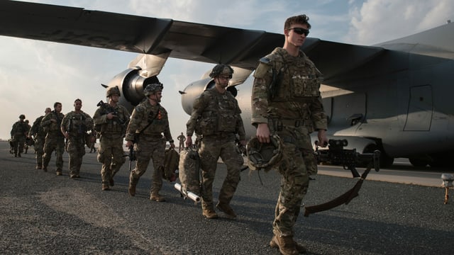 Soldaten vor Flugzeug. Soldaten vor Flugzeug.
