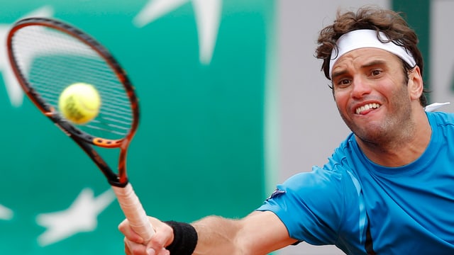 Malek Jaziri streckt sich. Malek Jaziri streckt sich.