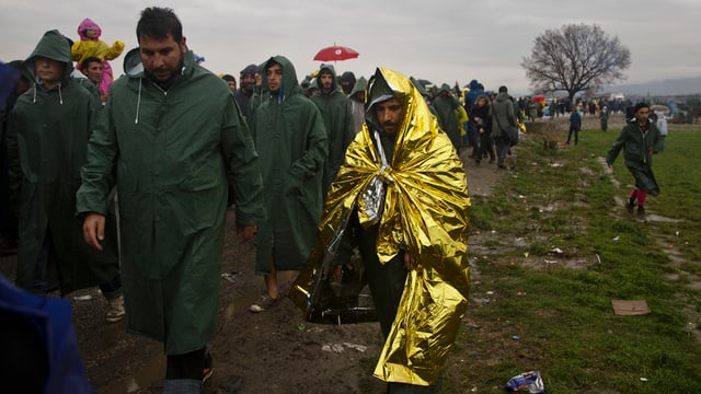 Schlange von Flüchtlingen in Idomeni Schlange von Flüchtlingen in Idomeni