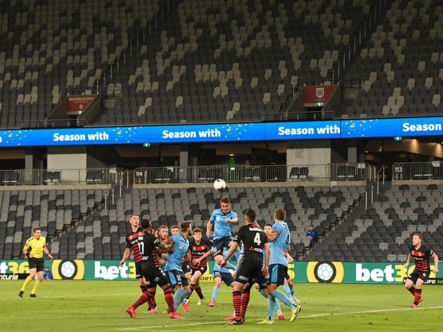 Fussballspieler im Kopfballduell Fussballspieler im Kopfballduell