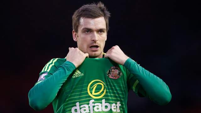 Adam Johnson zupft am Sunderland-Trikot. Adam Johnson zupft am Sunderland-Trikot.