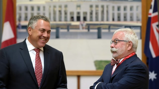 Stutz mit dem ehem. australischen Finanzminister Joe Hockey, 2015 in Canberra. Stutz mit dem ehem. australischen Finanzminister Joe Hockey, 2015 in Canberra.
