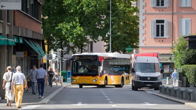 Postauto von weitem. Postauto von weitem.