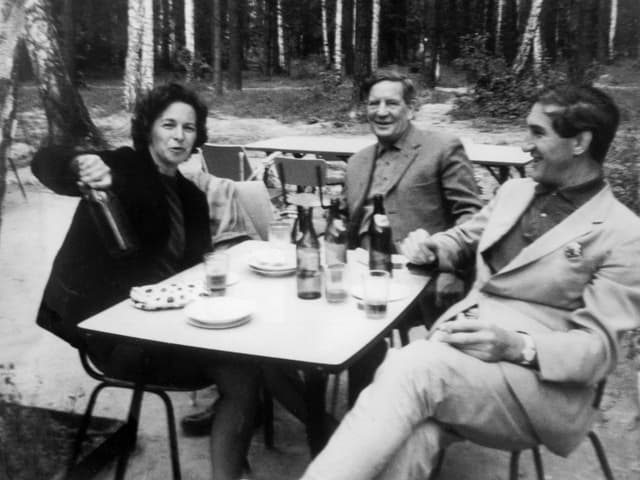 (li) Melinda MacLean, jetzt Philby, und Kim Philby (re) im Bild. (li) Melinda MacLean, jetzt Philby, und Kim Philby (re) im Bild.
