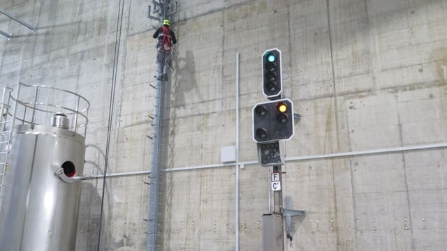 Ein Mann klettert auf einen Masten Ein Mann klettert auf einen Masten