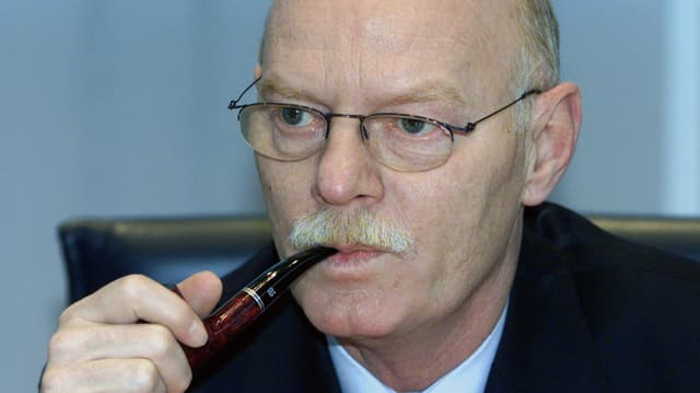 Markenzeichen Schnauz und Pfeife: Der frühere deutsche Verteidigungsminister, hier auf einem Archivbild, ist tot. Markenzeichen Schnauz und Pfeife: Der frühere deutsche Verteidigungsminister, hier auf einem Archivbild, ist tot.