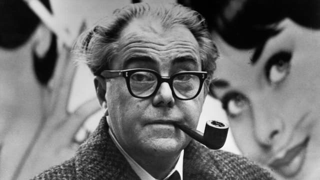 Max Frisch mit Hornbrille und Pfeife im Mund. Max Frisch mit Hornbrille und Pfeife im Mund.