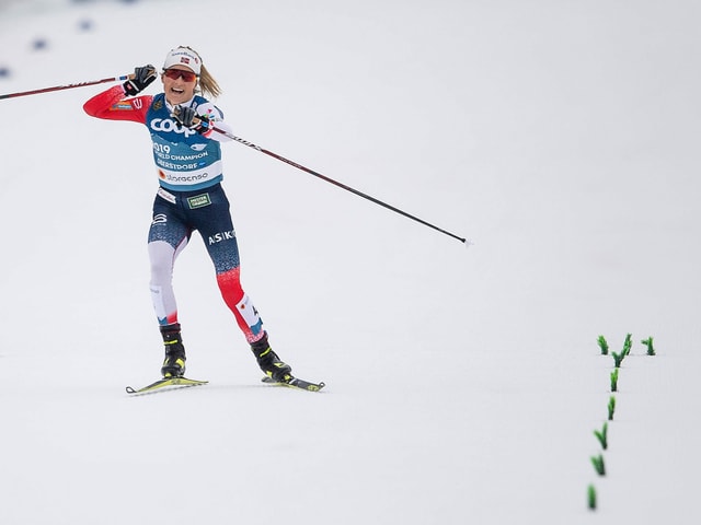 Therese Johaug jubelt auf der Zielgeraden Therese Johaug jubelt auf der Zielgeraden