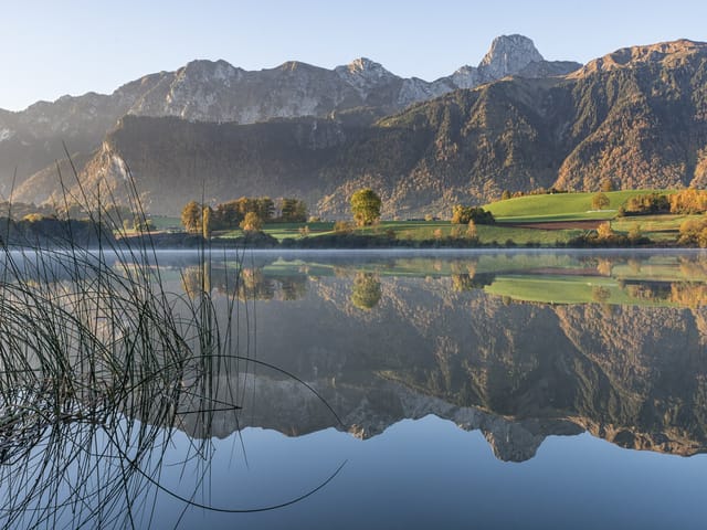 Bergsee mit spiegelnden Bergen