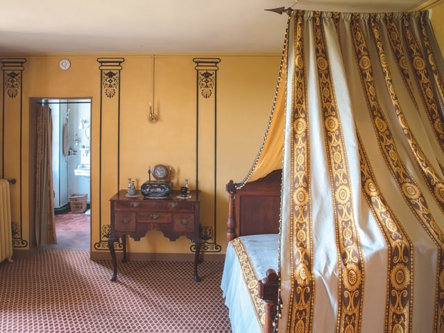 Blick in ein fein dekoriertes Schlafzimmer. Blick in ein fein dekoriertes Schlafzimmer.