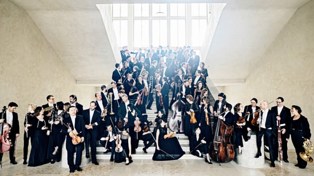 ein grosses Orchester steht auf einer Treppe ein grosses Orchester steht auf einer Treppe