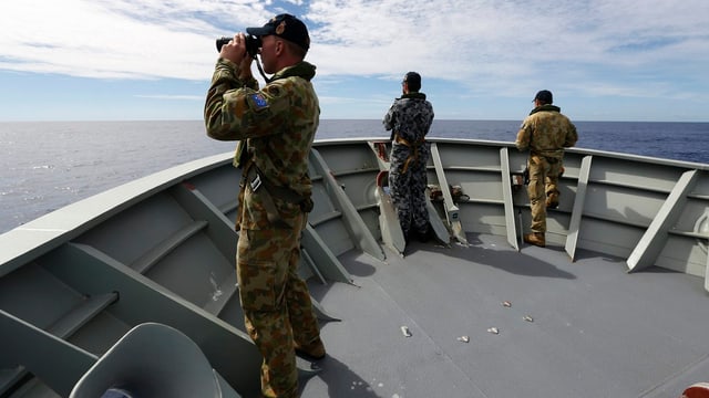 Männer mit Feldstecher schauen vom Schiff aufs Meer. Männer mit Feldstecher schauen vom Schiff aufs Meer.