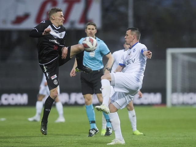 Mattia Bottani und Stjepan Kukuruzovic kämpfen um den Ball. Mattia Bottani und Stjepan Kukuruzovic kämpfen um den Ball.