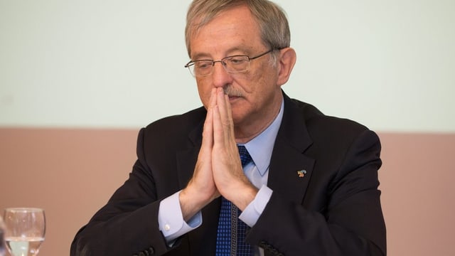 Hansjörg Trachsel mit gefalteten Händen. Hansjörg Trachsel mit gefalteten Händen.