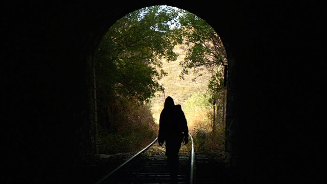 Schattengestalt geht auf Tunnelöffnung zu. Schattengestalt geht auf Tunnelöffnung zu.
