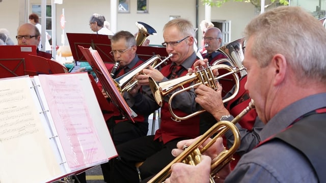 Mitglieder des Musikvereins Ruswil spielen Trompete. Mitglieder des Musikvereins Ruswil spielen Trompete.