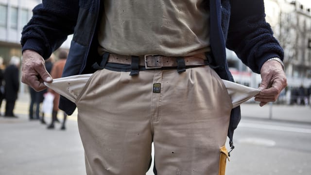 Mann zieht leere Taschen der Hosen nach aussen Mann zieht leere Taschen der Hosen nach aussen