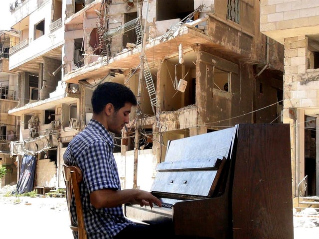 Aeham Ahmads spielt in den zerbombten Strassen Syriens Klavier. Aeham Ahmads spielt in den zerbombten Strassen Syriens Klavier.