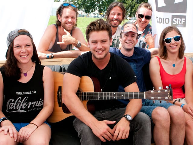 Bastian Baker mit den Camp-Bewohnern.