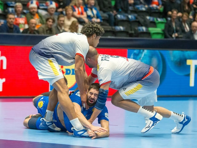 Karabatic am Boden. Karabatic am Boden.