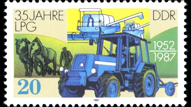 Ein Traktor ist neben anderen landwirtschaftlichen Symbolen auf einer Briefmarke abgebildet. Ein Traktor ist neben anderen landwirtschaftlichen Symbolen auf einer Briefmarke abgebildet.
