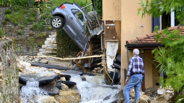 Durch die Überschwemmungen wurden Keller geflutet und Autos mitgerissen. Durch die Überschwemmungen wurden Keller geflutet und Autos mitgerissen.