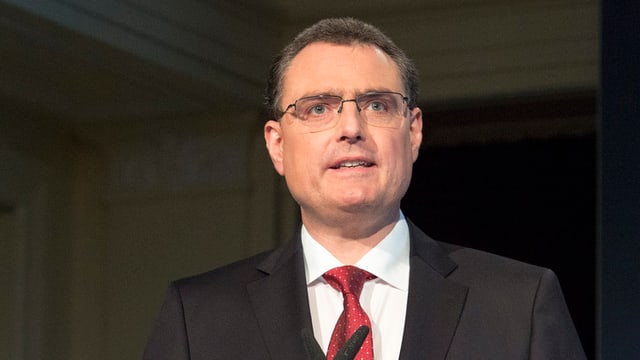 SNB-Präsident Thomas Jordan spricht in zwei Mikrofone. SNB-Präsident Thomas Jordan spricht in zwei Mikrofone.