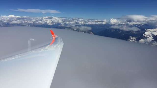 Blick aus dem Segelflugzeug auf die Lenticulariswolken über Samedan. Blick aus dem Segelflugzeug auf die Lenticulariswolken über Samedan.