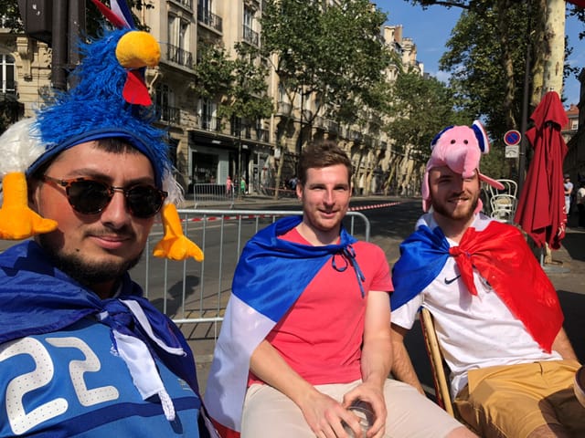 Fans mit entsprechenden Kopfbedeckungen.