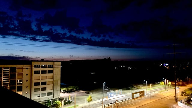 Blick vom Studio Leutschenbach nach Nordosten, gut eine Stunde vor Sonnenaufgang. Blick vom Studio Leutschenbach nach Nordosten, gut eine Stunde vor Sonnenaufgang.